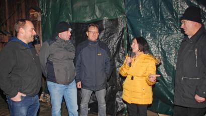 Bild: wee
Seit rund 17 Jahren unterstützt die Frauen-Union Wernberg-Köblitz die Jugendarbeit in den Vereinen oder auch soziale oder karitative Projekte. Waltraud Forster (Zweite von rechts) überreichte an Sigi Spindler von der Wasserwacht, Simon Luff vom TSV Detag Wernberg und Gerhard Ibler vom 1. FC Wernberg (von links) jeweils 200 Euro. Mit im Bild auch der stellvertretende CSU-Ortsvorsitzende Josef Wiesent.