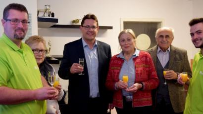 Bild: mef
Chef Matthias Alfery, Büroleiterin Inge Wach, zweiter Bürgermeister Oliver Mutterer, Renate und Gerd Lindner sowie Marcel Meier (von links) stoßen auf die neue Flosser Fahrschule an.