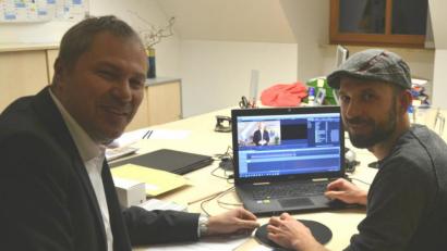 Bild: lue
Jürgen Preisinger, Vorsitzender KJR Tirschenreuth, und Philipp Reich, Leiter des T1 Jugendmedienzentrums, haben mit den vier Landratskandidaten Videos gedreht. Diese können sich Interessierte nun auf der Webseite ansehen.