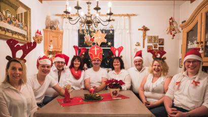 Bild: Michael Haller
Die Schauspieler des Heimat- und Kulturvereins Ammerthal (von links): Anja Kunz, Moritz Koberstein, Josef Stöcklmeier, Irene Pemp, Dietmar Klemenz, Doris Weiß, Anton Peter, Bianka Götz und Elias Eichenseer; es fehlt Regina Mühlberger.