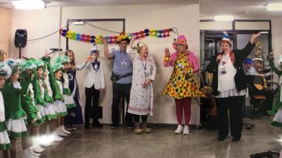Bild: Kliniken Nordoberpfalz AG
Die "Krümelgarde" der Faschingsgesellschaft Eschenbach begeistert die Bewohner im Pflegehaus St. Laurentius.