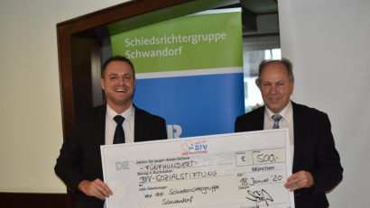Bild: exb/Stefan Mehrl
Florian Fleischmann überreichte einen Scheck über 500 Euro an Georg Höcherl von der BFV-Sozialstiftung.