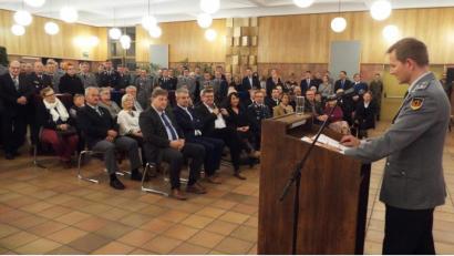 Bild: e
Über ein volles Haus mit 300 Gästen beim Neujahrsempfang von Logistikbataillon und Gemeinde Kümmersbruck freute sich Standortältester Sebastian Erbe (rechts).
