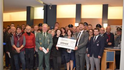 Bild: bnr
34 Vertreter von Vereinen und Einrichtungen durften sich über Zuwendungen der VR Bank Mittlere Oberpfalz in Höhe von 17 000 Euro freuen. Als Vertreter des Bankhauses übergab Regionalleiter Tobias Fischer (vorne Zweiter von rechts) die Kuverts.