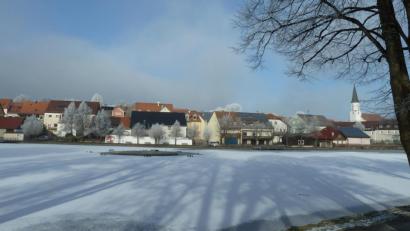 Bild: Portner
Winterzauber in Schönsee: Malerisch schmiegt sich die Seerosenstadt in der Nachmittagssonne um den zugefrorenen Hahnenweiher.