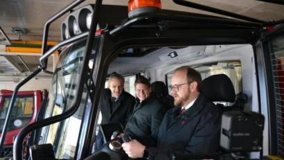 Bild: rti
Gemeinsam wollen die CSU-Spitzenkandidaten Roland Grillmeier, Benjamin Zeitler und Andreas Meier (von links) die beiden Landkreis Neustadt/WN und Tirschenreuth sowie die Stadt Weiden voranbringen. Dazu stellten sie im Skilanglaufzentrum Silberhütte die Pläne für den Regionalpakt "Aufbruch Nordoberpfalz" vor.