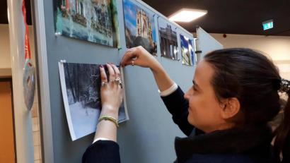 Bild: exb
Mathilde Barbotin trifft noch letzte Vorbereitungen für ihre Ausstellung.