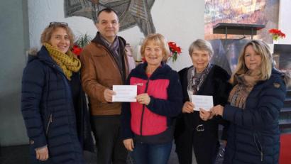 Bild: du
Mit je 1150 Euro unterstützen Sieglinde und Wolfgang Ziegler (von links) sowie Gerlinde Pöppel (rechts) die Arbeit von "Lichtblicke"-Schirmherrin Elisabeth Wittmann (Dritte von links) und "Adventslicht"-Chefin Renate Freuding-Spintler.