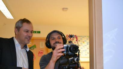 Bild: lue
Jürgen Preisinger (links), Vorsitzender des Kreisjugendrings Tirschenreuth, und Philipp Reich, Leiter des T1-Jugendmedienzentrums, drehen gerade vier Videoclips mit den Landratskandidaten.