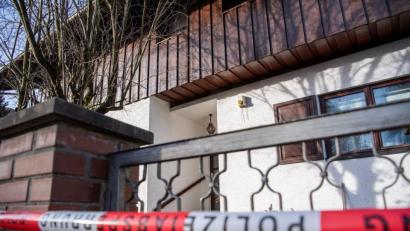 Bild: Lino Mirgeler
Polizei-Absperrband ist vor einem Wohnhaus zu sehen. Foto: Lino Mirgeler/dpa