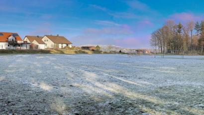 Bild: bsc
Der TSV Friedenfels möchte in diesem Jahr die bestehende Flutlichtanlage auf seinem B-Platz erweitern. Neben dem Aufstellen von zwei neuen Masten sollen die alten Flutlichtmasten (links im Bild) von Halogen-Flutern auf LED-Technik umgerüstet werden. Die Gemeinde ist Grundstückseigentümer, weshalb die Zustimmung des Gemeinderats nötig war.