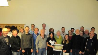 Bild: fg
23 Baumpaten melden sich für die Betreuung der Streuobstwiese in Hirschau. Hier bei einer Informationsveranstaltung mit dem Vorsitzenden des Obst- und Gartenbauvereins Hirschau, Roland Maier (links), Jürgen Hartmann (Vierter von links) vom Anleiterteam, Bürgermeister Hermann Falk (dahinter) und Zweitem Bürgermeister Josef Birner (vorn rechts).