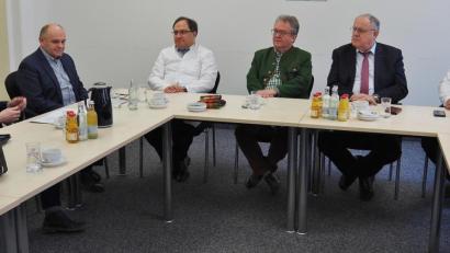 Bild: Bühner
Beim Neujahrstreffen im Bezirksklinikum Wöllershof diskutierten (von links) Medbo-Vorstand Dr. Dr. Helmut Hausner, medbo-Finanzchef Konrad Kastner, Ärztliche Direktor Dr. Markus Wittmann, Bezirksrat Toni Dutz, Bezirkstagsvizepräsident Lothar Höher und Bürgermeister Markus Ludwig.