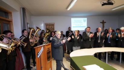 Bild: fvo
Josef Müllner dirigiert "seine Trachtenkapelle", die zum Abschluss des Festaktes der Ehrenbürgerernennung den Waldthurner Jubiläumsmarsch spielt.