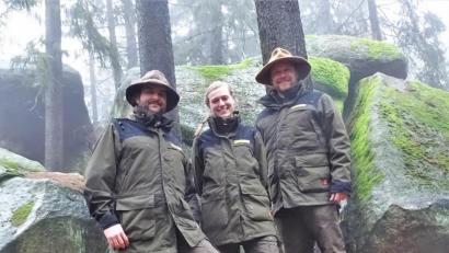 Bild: Landratsamt Wunsiedel/exb
Als Ansprechpartner im Gebiet des Naturparks Fichtelgebirge stehen die Naturpark-Ranger für Einheimische und Besucher jederzeit gerne zur Verfügung: (von links) Andreas Hofmann, Isabell Niclas und Ronald Ledermüller.