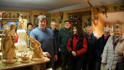 Bild: mng
Gerhard Schinner (Zweiter von links) und seine Ehefrau Lisa (Fünfte von links) beeindrucken die Besucher aus Pressath. Dabei gibt es Schnitzerhandwerk in Perfektion zu sehen. Richard Wolf (Dritter von links) hat die "Kunsttour" organisiert.
