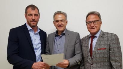 Bild: exb/Huberth Rosner
CSA Kreisvorsitzender Huberth Rosner, CSU-Landratskandidat Roland Grillmeier und stellvertretender CSA Landesvorsitzender Reiner Meier.