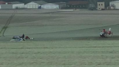 Bild: exb
Der beherzte Einsatz von Polizei und Rettungsdienst sorgt am Dienstag für Aufsehen. Links ist die Spur des Autos im Acker zu sehen, rechts der Rettungshubschrauber mit seiner wohl bislang kürzesten Anflugzeit.