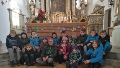 Bild: exb
Die Kinder bastelten Noten. Sie durften während der Messe auch Töne erzeugen.