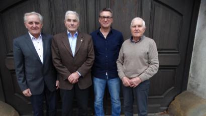 Bild: bk
Die Hitze kann die „Flugathleten“ nur unwesentlichen bremsen. Sie sichern sich mit grandiosen Leistungen viele Titel. Zweiter Bürgermeister Helmut Klier gratuliert den besten Züchtern Georg Wurzer, Thomas Schmidt und Hans Grünbauer (von links).

Bild: bk