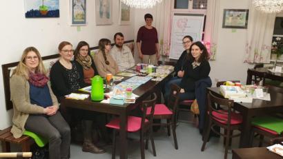 Bild: jzk
„Eine abwechslungsreiche und vollwertige Ernährung deckt in der Regel den Nährstoffbedarf der Mutter und auch den des ungeborenen Kindes“, betonte Ernährungsfachfrau Kristina Heinzel-Neumann (stehend).