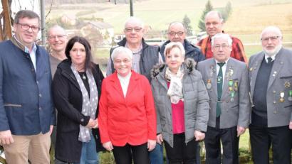 Bild: bö
Im Kreise ihrer Familie feierte Barbara Hümmer (rote Jacke) ihren 80. Geburtstag. Dazu gratulierten neben Bürgermeister Peter Braun für den Markt Schmidmühlen, ihr Mann Ludwig (hintere Reihe, hinter der Jubilarin), ihre Kinder Peter, Markus und Karl-Heinz sowie eine Abordnung der Schützen und der Feuerwehr.