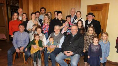 Bild: ral
Die Jubilarin feiert mit ihrer großen Familie und den Gratulanten.