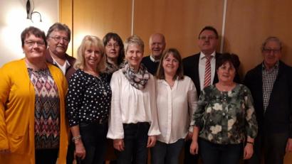 Bild: ct
Der Obst- und Gartenbauverein Sigl wählt einen neuen Vorstand (von links): Kerstin Lindner, Vorsitzender Armin Heuberger, Angela Kredler, Monika Krieger, Christine Gradl, Richard Fenk, Ramona Heldmann, Bürgermeister Hans-Martin Schertl, Elfriede Weiß und Christian Merkl.