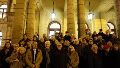 Bild: eib
Die Teilnehmer der Kulturtour, hier am Portal der Staatsoper, bekamen eine glanzvolle Inszenierung zu hören und zu sehen.