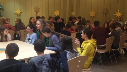 Bild: exb
Die Sternsinger werden für ihre Mühen mit einem gemütlichen Pizzaessen und und einem vergnügten Spieleabend belohnt.