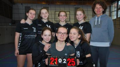 Bild: exb
Das erfolgreiche CFG-Team setzt sich zusammen aus Lena Fischer, Stella Glaser, Isi Laemmler, Hanna Bockes, Sportlehrerin Thea Spies (hintere Reihe von links) sowie Judith Dittmar, Nicole Wagner und Lily Zant (vorne von links).