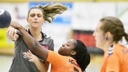 Bild: Hubert Ziegler
Die Amberger Top-Torjägerin Jessi Thomas (Mitte) im Duell mit Vanessa Hampl (links). Die Spielerin der HSG Pyrbaum/Seligenporten ist in der neuen Staffel von „Germany’s next Topmodel“ eine der Kandidatinnen.