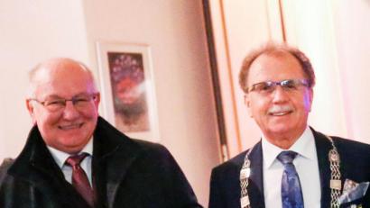 Bild: Eva Maria Windisch
Das Bild zeigt Eckhard Bodner und Bürgermeister Werner Walberer bei der Präsentation der Festschrift.