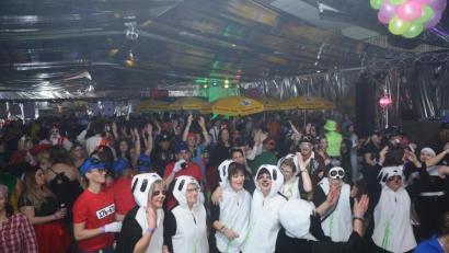 Bild: bey
Wenn "Highline" als "Hausband" des SC Luhe-Wildenau ordentlich Gas gibt, findet sich auf dem Parkett kaum noch ein freies Fleckchen.