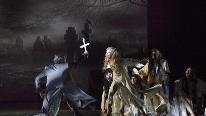 Bild: Harald Dietz
Eine Höhepunkt des Rock-Balletts "Dracula" am Theater Hof ist die Szene auf dem Friedhof, wo die Untoten um ihre Macht kämpfen.