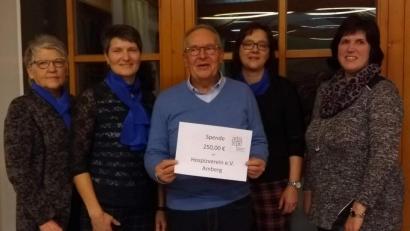 Bild: u
Vorsitzender Georg Fröhler vom Hospizverein Amberg erhält nach seinem Vortrag beim Frauenbund Hirschau eine 250-Euro-Spende (von links): Irmgard Müller, Irmgard Sellmeyer, Georg Fröhler, Gerlinde Siegert und die ehemalige Frauenbund-Vorsitzende Roswitha Wendl, die zusammen mit Fröhler das Trauercafé im Pfarrheim leitet.