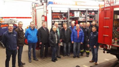 Bild: Max Bindl/exb
Eine Abordnung der Freien Wähler mit Bürgermeister Max Bindl und den Markträten besuchte die Feuerwehr. Vorsitzender Sven Jäger, die Kommandanten Stefan Kreuzer und Philipp Sölch gaben Auskunft.