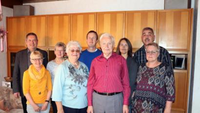 Bild: jma
Karl Felser (Mitte) im Kreise der Gratulanten: (von links) Bürgermeister Joachim Neuß, Ingrid Menzel, Rita Magerl, Ehefrau Inge, Schwiegersohn Ralf Probst, Tochter Karin, Sohn Herbert und Schwiegertochter Christine.