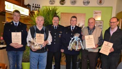 Bild: gi
Der Vorsitzende der Feuerwehr Ödpielmannsberg Hermann Ach (Dritter von rechts) und zweite Kommandant Christian Bayerl (links) ehrten mit Kreisbrandmeister Thomas Kleber (Dritter von links) die Kameraden der Wehr für 25, 55 und 60-jährige Treue sowie fleißige Mitarbeit.