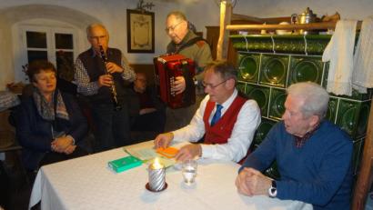 Bild: hka
Mit Sprüchen übers Essen, Trinken und Sterben unterhält Heimatpfleger Josef Schmaußer (Zweiter von rechts) auf dem Goglhof. Hans Dittrich mit dem Akkordeon und Sepp Ertl mit der Klarinette machen die passende Musik dazu.