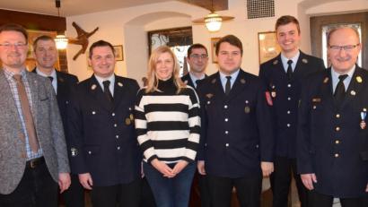 Bild: bö
Beförderungen, die Verleihung von Atemschutzträgerabzeichen und Feuerwehrführerscheine gehörte bei der Jahresversammlung auch zum Programm. Dazu gratulierten Bürgermeister Florian Junkes (links) und Kreisbrandinspektor Hubert Blödt (rechts).