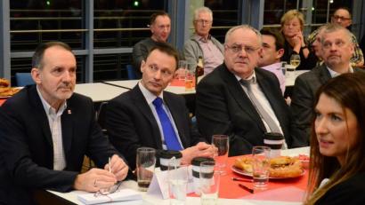 Bild: Kunz
Neujahrsempfang der IG BCE in der Max-Reger-Halle. V.l. Bezirksleiter Hartmut Baumann, Bürgermeister Jens Meyer, Bezirkstagsvizepräsident Lothar Höher, Gewerkschaftssekretär Peter Hofmann und Gewerkschaftssekretärin Iris Schopper.