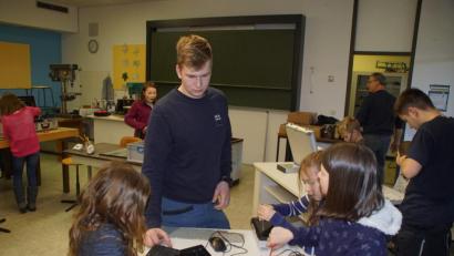 Bild: mmj
Unter Anleitung und Aufsicht von MMM-Azubis schnupperten die Schulkinder der 4. Klasse in die Welt der Technik.