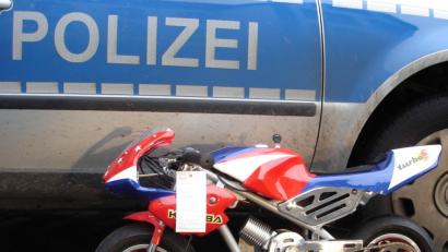 Bild: -
Polizisten haben eine fünfjährige Fahrerin auf einem sogenannten Pocket-Bike in Regensburg gestoppt.