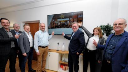 Bild: Stephan Huber
Ambergs Oberbürgermeister Michael Cerny (Dritter von rechts) präsentiert mit den beteiligten IT- und Medienspezialisten die neue Homepage der Stadt.