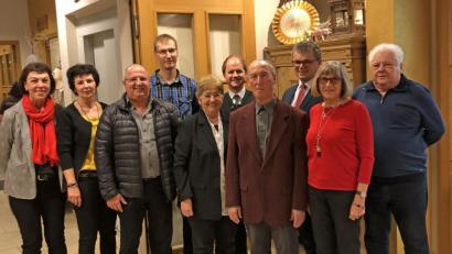 Bild: agr
.Zahlreiche Gratulanten, darunter Bürgermeister Martin Birner (Dritter von rechts) wünschten Willi Hartl (Vierter von rechts) alles Gute.