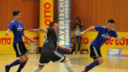 Bild: Werner Franken
Die SpVgg SV Weiden belegte bei der bayerischen Futsal-Meisterschaft den vierten, die (SG) SV Mitterteich II/SV Steinmühle den sechsten Platz. In der Gruppenphase trafen beide Teams aufeinander, die Weidener (links Tim Roith, rechts Stefan Graf) bezwangen die Stiftländer (Michael Kaiser) mit 1:0.