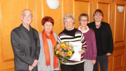 Bild: do
Mit Ingrid Uhl nahm ein Urgestein der VHS Eschenbach Abschied von der Volkshochschulbühne. Unser Bild zeigt bei der Verabschiedung Vorsitzenden Thomas Frankenberger, Maria Lorenz, Ingrid Uhl, Kornelia Heinl und VHS-Geschäftsführerin Angelika Denk (von links)