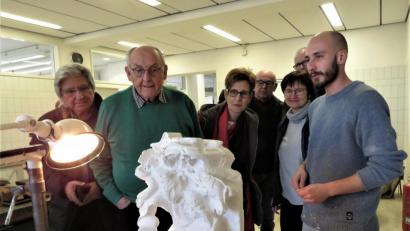 Bild: ubb
Der 25-jährige Abschlussschüler Manuel Sevilla (rechts) erklärte den Gästen aus Waldsassen, wie er sein Kunstwerk aus Gips erarbeitet hat.