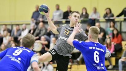 Bild: Hubert Ziegler
Die Regensburger Fabian Ehlis (links) und Niko Zulawski (rechts) können in dieser Szene den Amberger Paul Rössle nicht am Sprungwurf hindern.